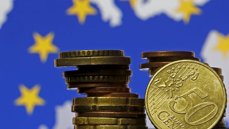 Inflace v eurozóně v červenci klesla na 5,3 procenta